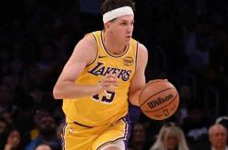 比肩科(kē)比！里夫斯压哨絕(jué)杀！厲(lì)害！