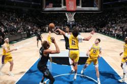 壓(yā)哨(shào)绝杀！湖人要(yào)怎么留下里夫斯？