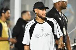 心疼死了：內(nèi)马爾(ěr)2岁女兒(ér)被保安扔球砸哭，內(nèi)马爾(ěr)率全(quán)队爆锤报复