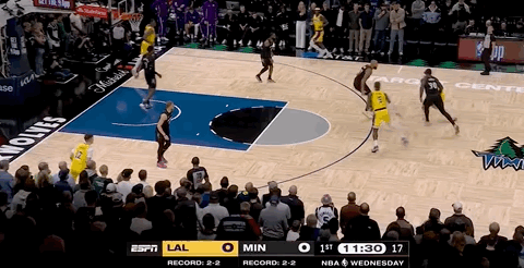 湖人绝杀！里夫斯压哨绝杀！排队给拉拉维亚道歉...