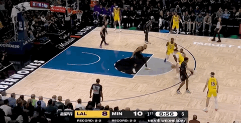 湖人绝杀！里夫斯压哨绝杀！排队给拉拉维亚道歉...