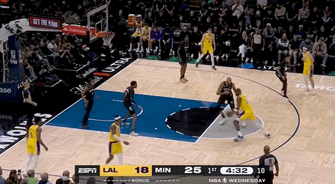 湖人绝杀！里夫斯压哨绝杀！排队给拉拉维亚道歉...