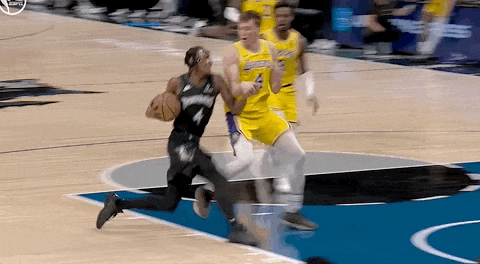 湖人绝杀！里夫斯压哨绝杀！排队给拉拉维亚道歉...