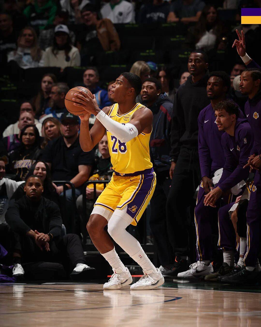 湖人绝杀！里夫斯压哨绝杀！排队给拉拉维亚道歉...