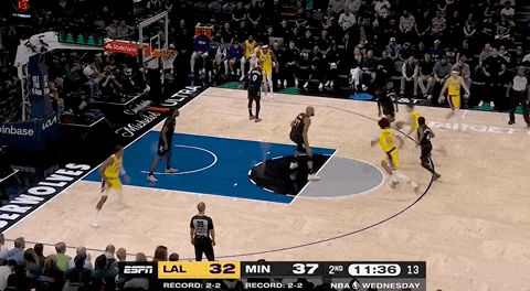 湖人绝杀！里夫斯压哨绝杀！排队给拉拉维亚道歉...