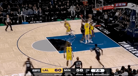 湖人绝杀！里夫斯压哨绝杀！排队给拉拉维亚道歉...