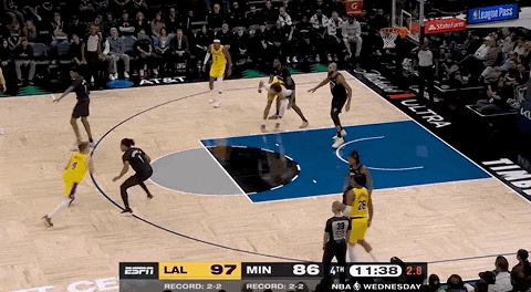 湖人绝杀！里夫斯压哨绝杀！排队给拉拉维亚道歉...