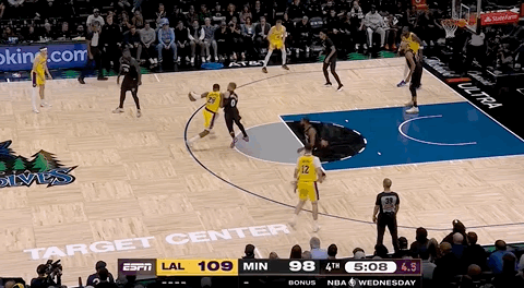 湖人绝杀！里夫斯压哨绝杀！排队给拉拉维亚道歉...