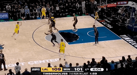 湖人绝杀！里夫斯压哨绝杀！排队给拉拉维亚道歉...