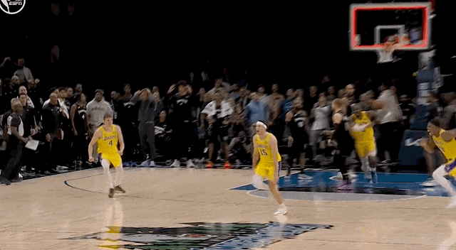 湖人绝杀！里夫斯压哨绝杀！排队给拉拉维亚道歉...