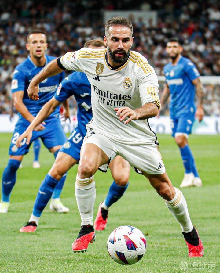 欧冠惊天误判？皇马赢球却惹争议，德泽尔比直言“可耻”，巴萨媒体公开嘲讽