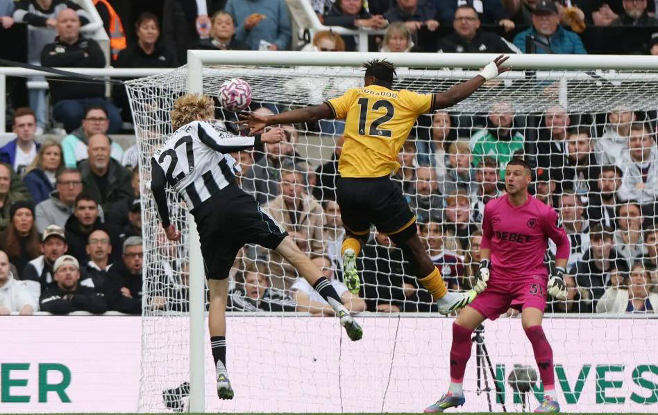 欧冠首轮：多纳鲁马助曼城信心大增，巴塞罗那轮换效果显著