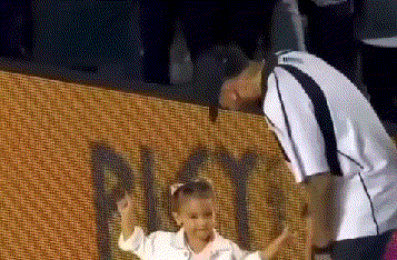 心疼死了：内马尔2岁女儿被保安扔球砸哭，内马尔率全队爆锤报复