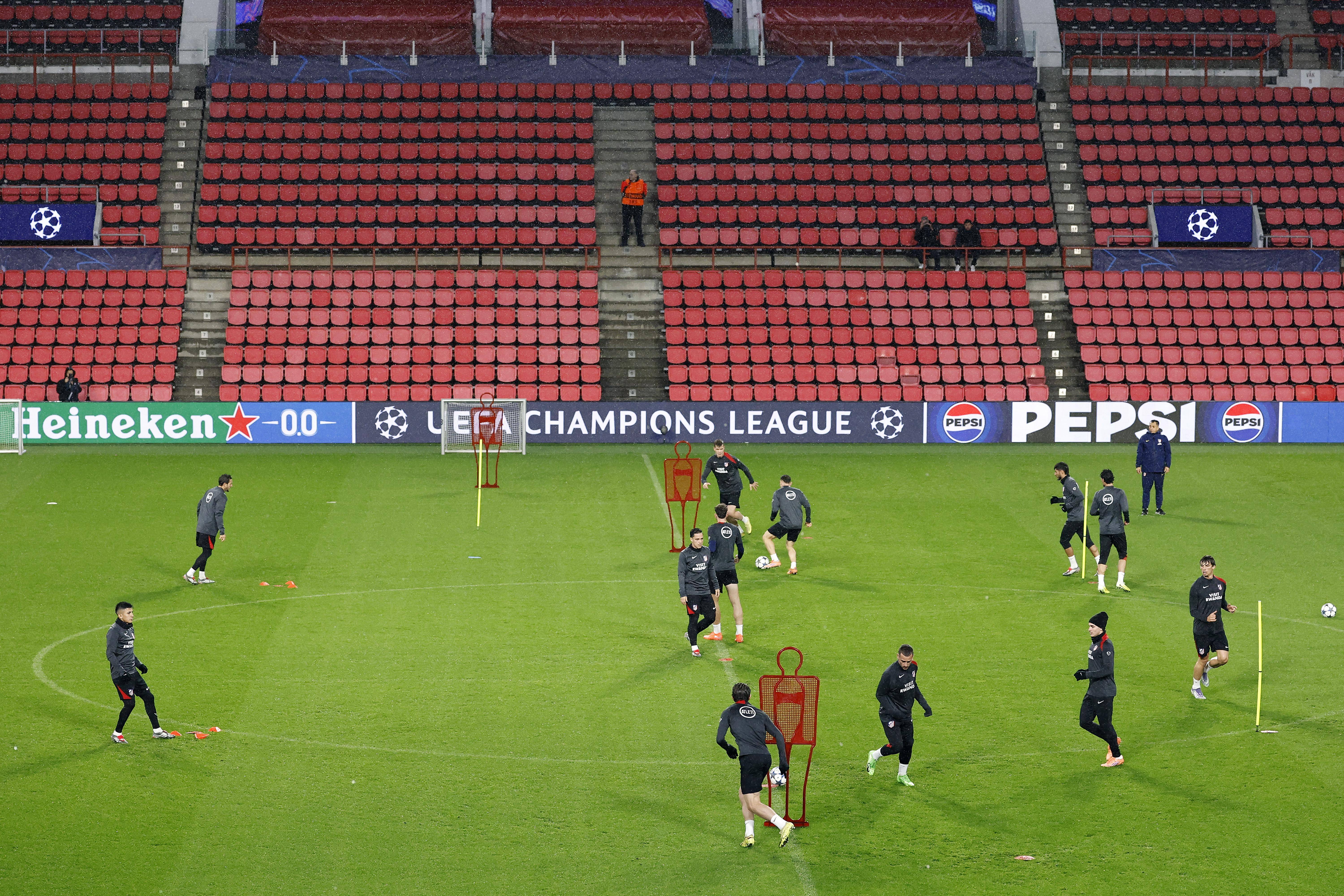 (外代二线)足球——欧冠联赛:马竞赛前备战